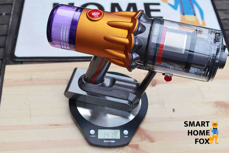 Dyson V12 Slim Absolute auf der Waage